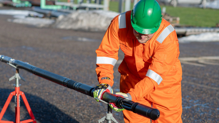 Man handling a welltec plug